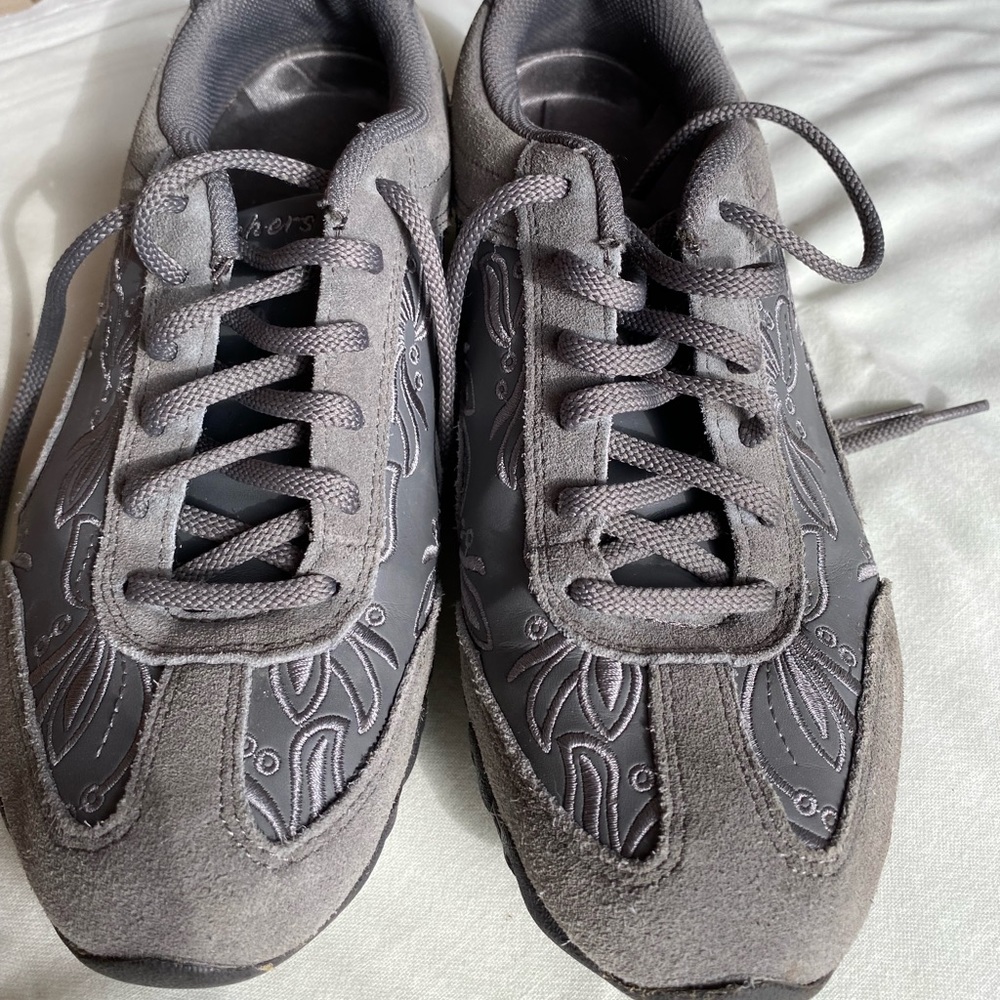 Grey sketcher pumps/walking shoe